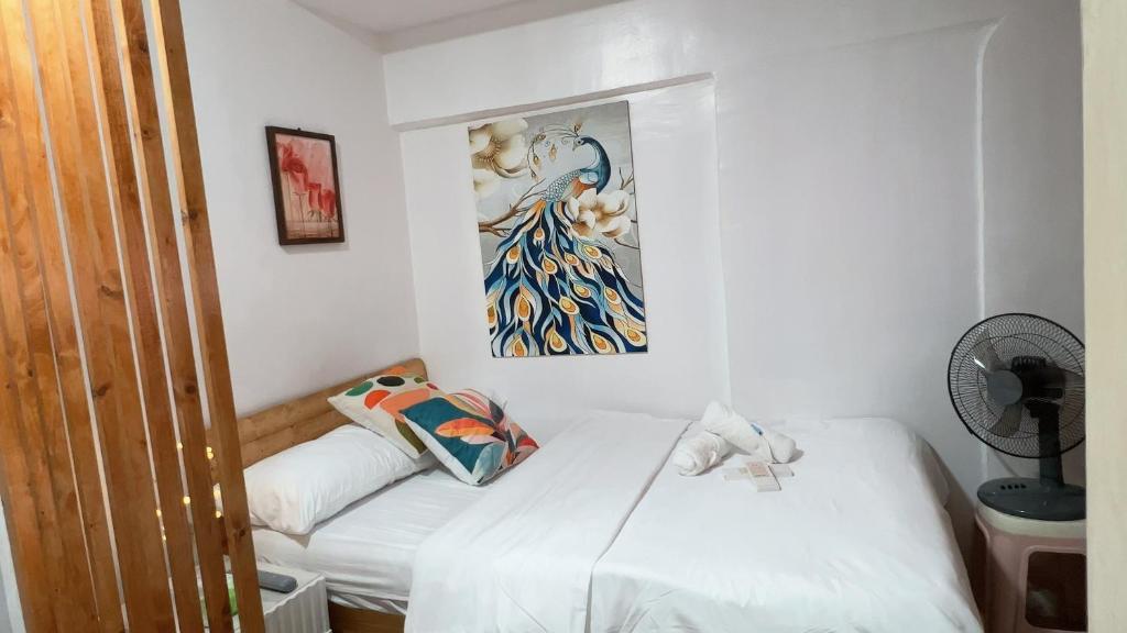 Zimmer mit 2 Betten und Wandgemälde in der Unterkunft Min Hao&Xin Transient in Manila