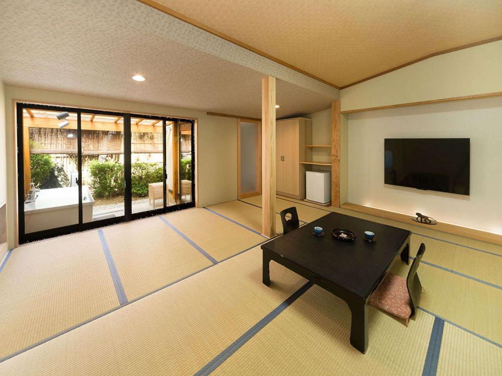 TV a/nebo společenská místnost v ubytování Yuraku Hotel