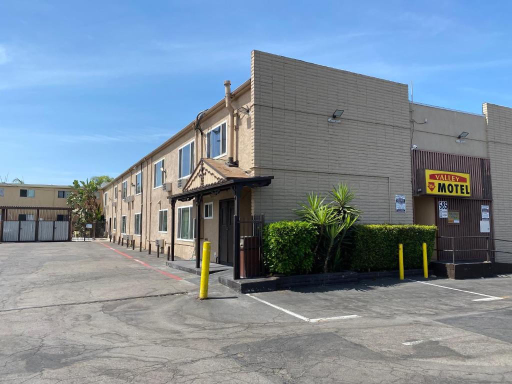 een lege parkeerplaats voor een gebouw bij Valley Motel El Cajon San Diego in El Cajon