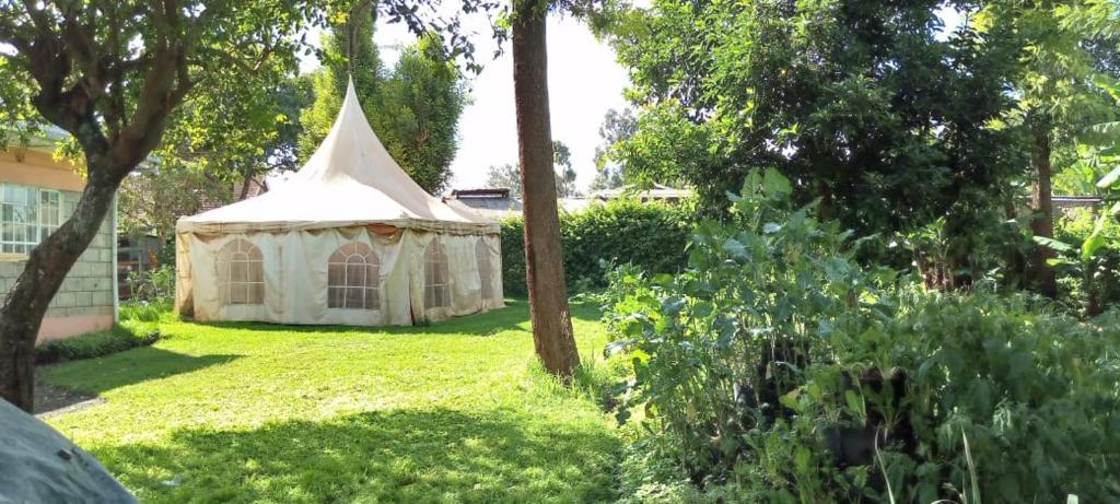 einen Pavillon inmitten eines Gartens in der Unterkunft Uthiru Heights in Nairobi