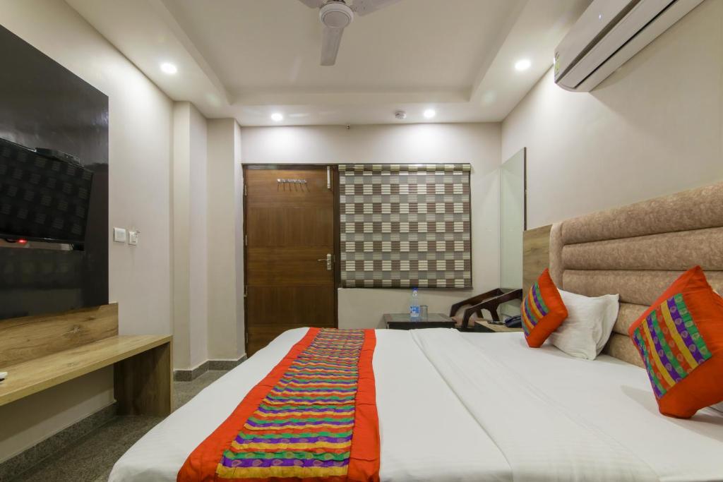 Postel nebo postele na pokoji v ubytování Hotel Anand - Walk in from New Delhi Railway Station