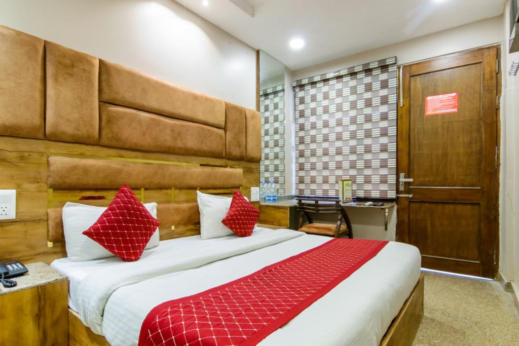 Postel nebo postele na pokoji v ubytování Hotel Anand - Walk in from New Delhi Railway Station