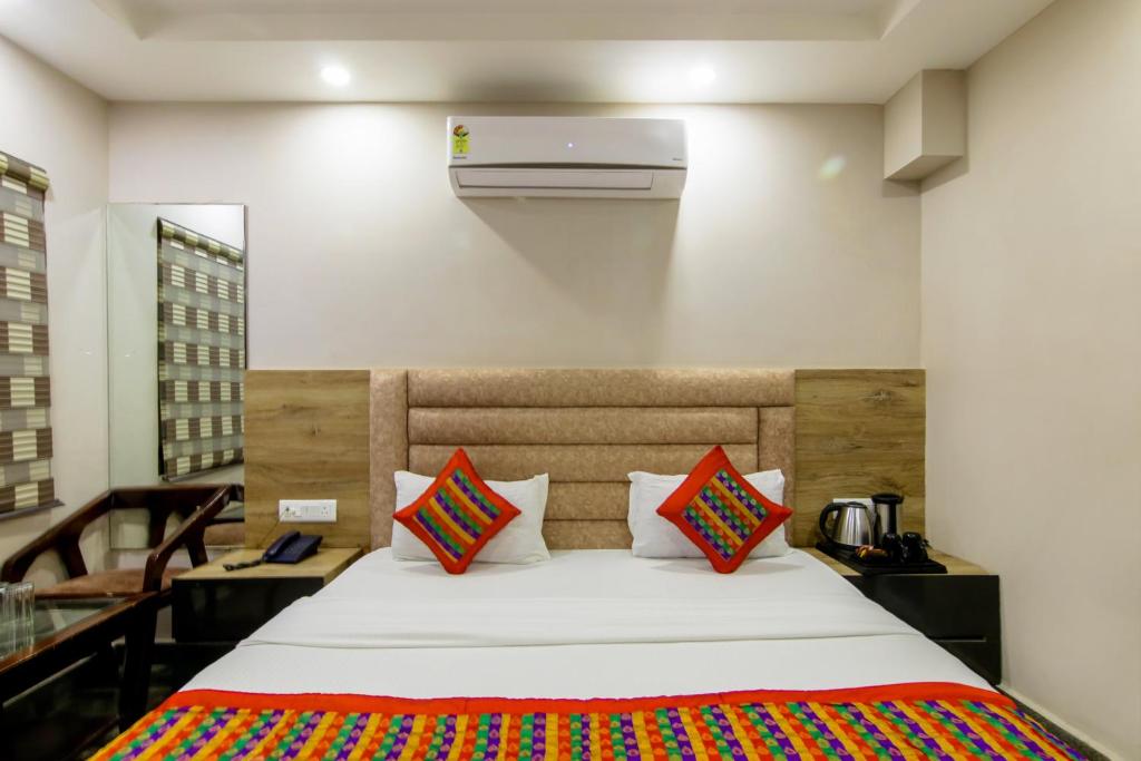 Postel nebo postele na pokoji v ubytování Hotel Anand - Walk in from New Delhi Railway Station