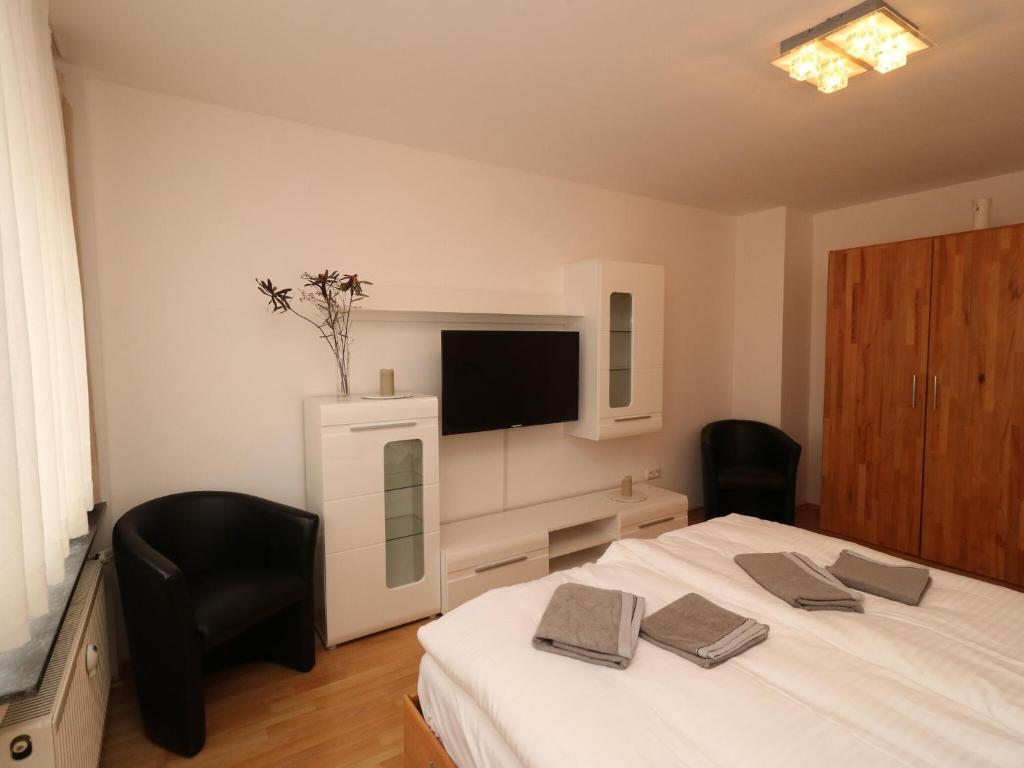- une chambre avec un lit et 2 serviettes dans l'établissement Property in Essen, à Essen