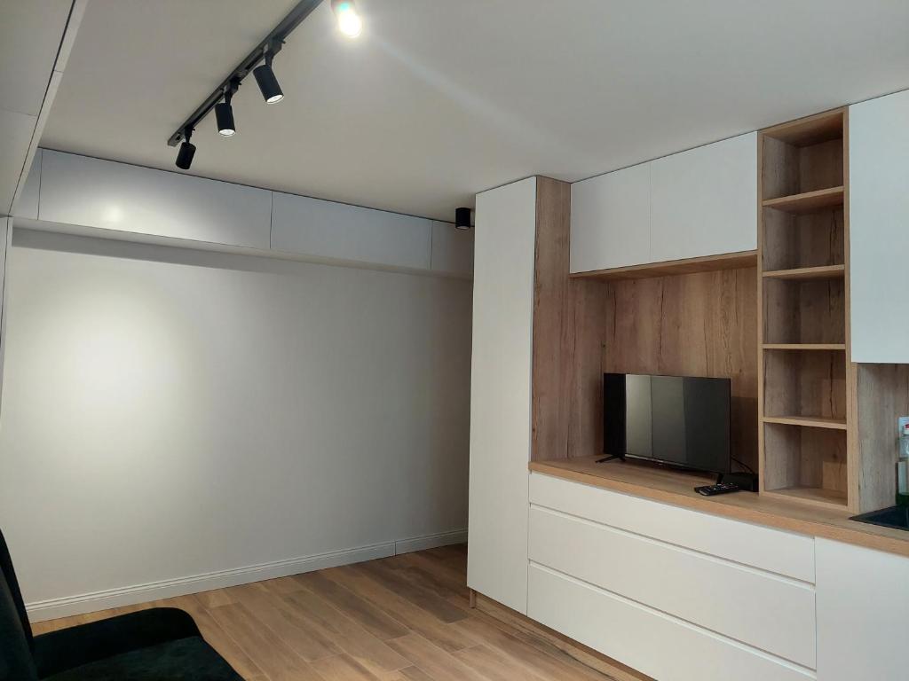 salon z białymi ścianami i telewizorem w obiekcie VirginRoom w Kielcach