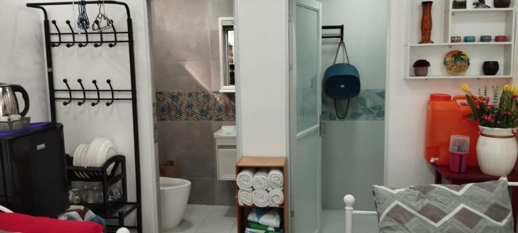 małą łazienkę z toaletą i umywalką w obiekcie Evexia Garden w mieście Santa Rosa