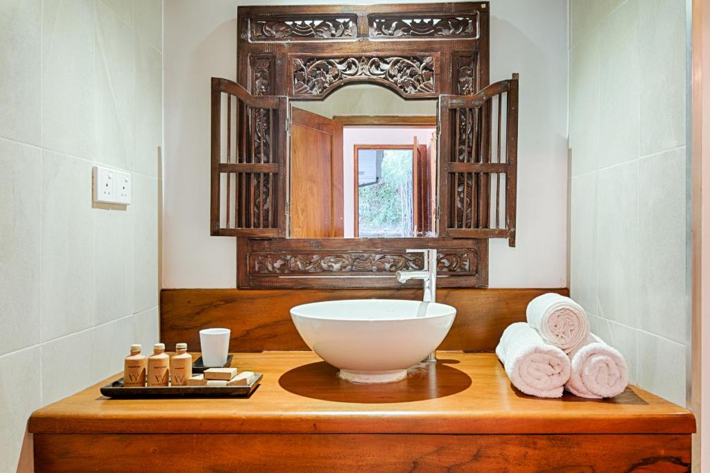 Ulapane的住宿－威爾別墅，一间带碗水槽和镜子的浴室