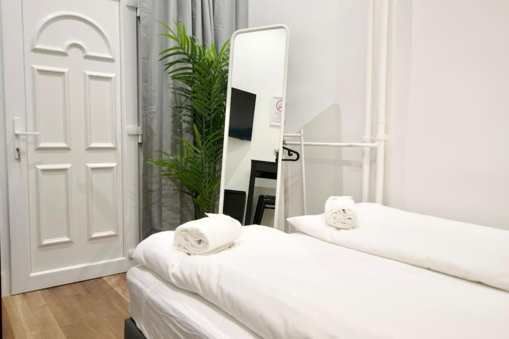 Studio Apartment by Hi- Apartment in Downtown 1052 Budapest, 8-10 Fehér Hajó utca kép - 1