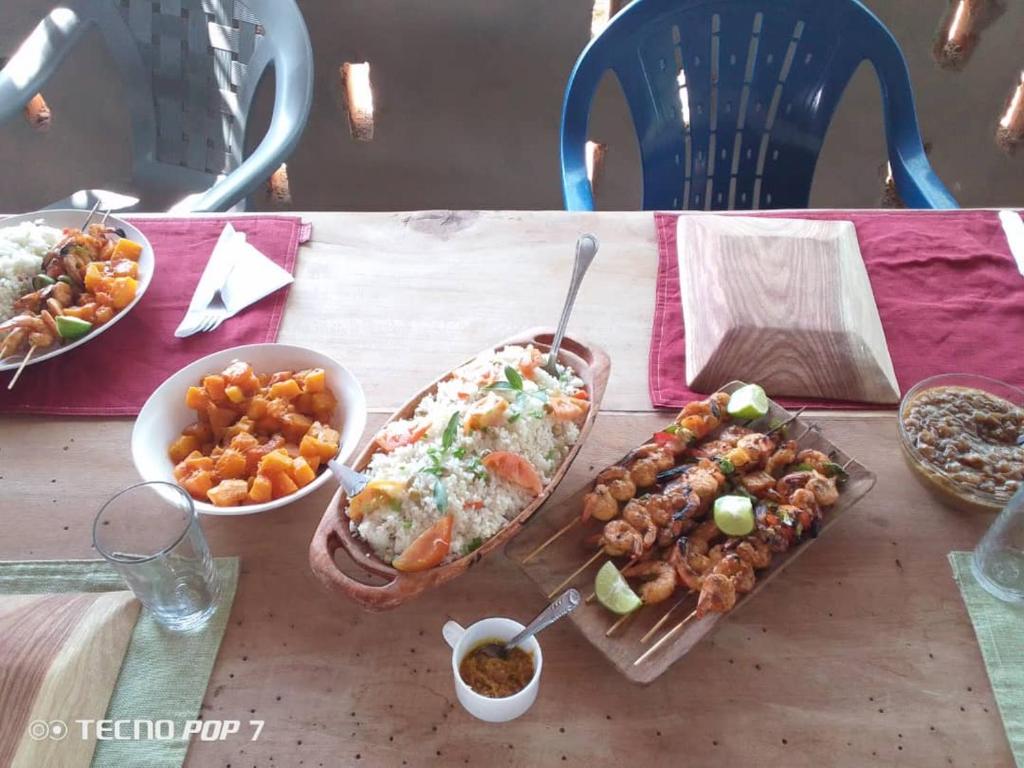 Ein Tisch mit einem Haufen Essen drauf. in der Unterkunft assoukatene lodge in Cap Skirring