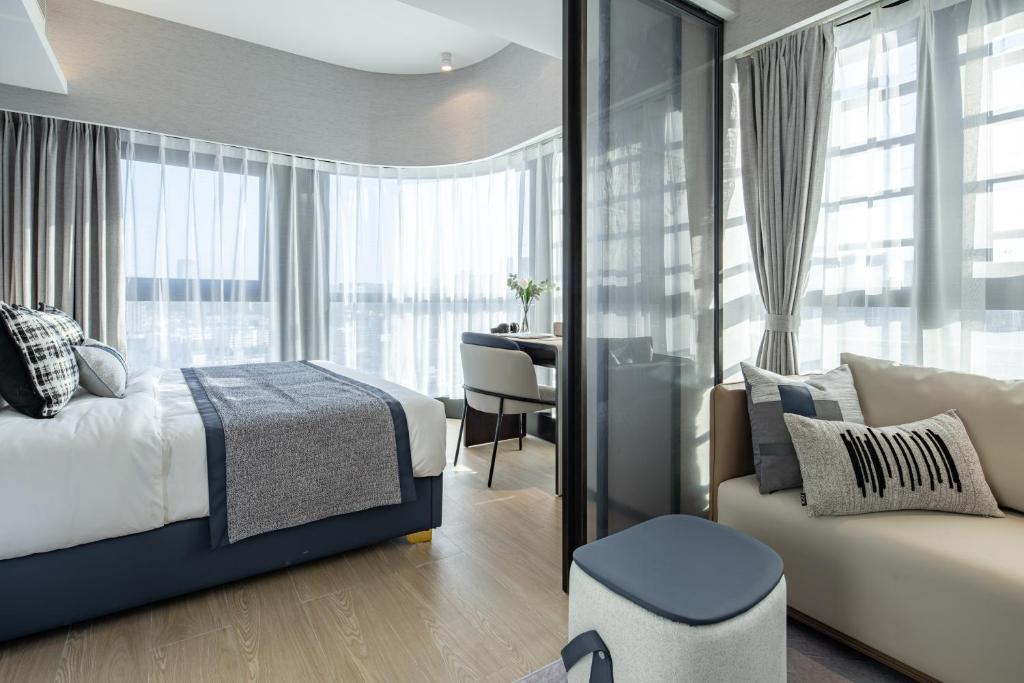 Postel nebo postele na pokoji v ubytování BORUISI Executive Apartment