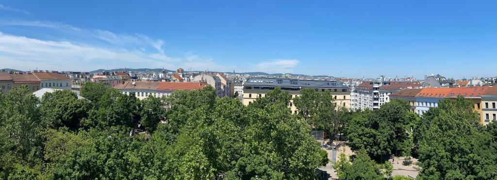 vistas a una ciudad con árboles y edificios en My Perfect Penthouse, en Viena