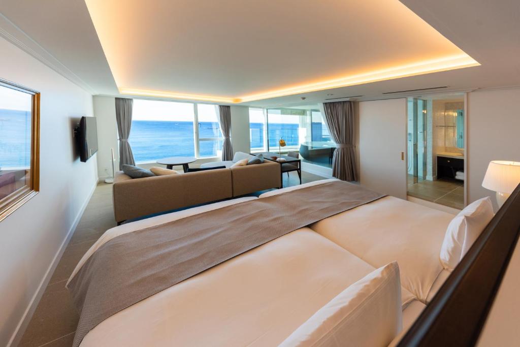 Postel nebo postele na pokoji v ubytování Hayama Hotel Otowa No Mori
