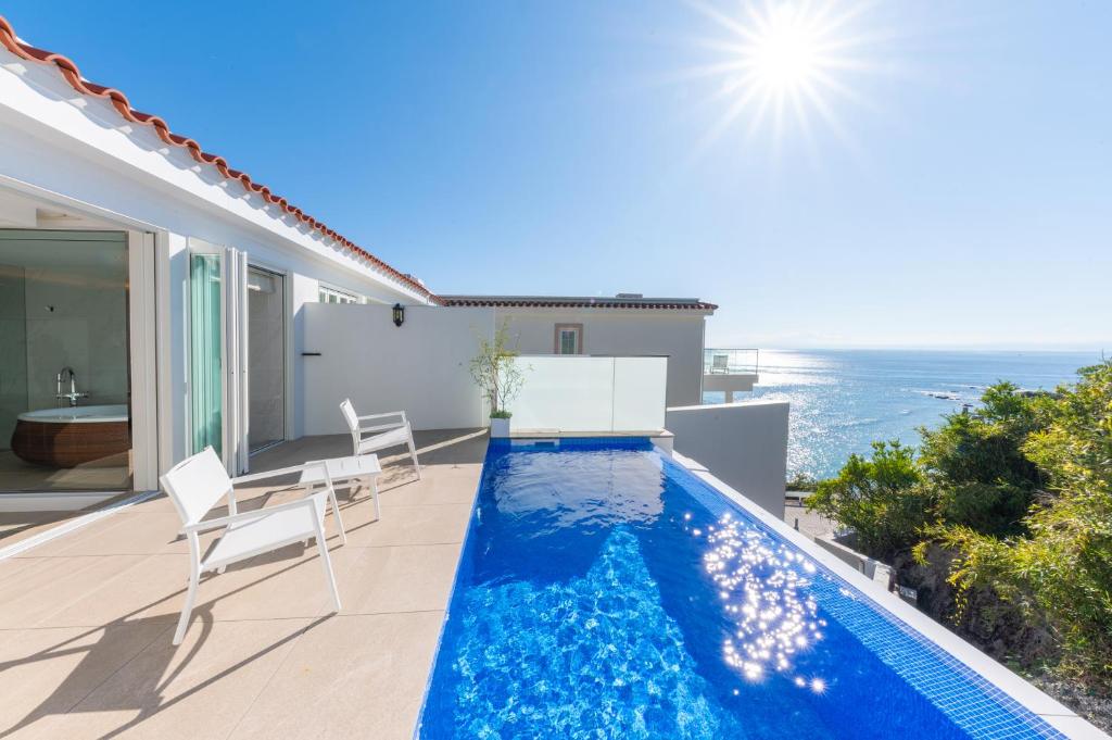 Bazén v ubytování Hayama Hotel Otowa No Mori nebo v jeho okolí