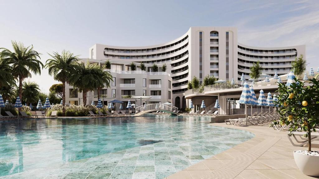 una gran piscina frente a un edificio en LIVINGSTON GRAND RESORT & SPA en Casablanca