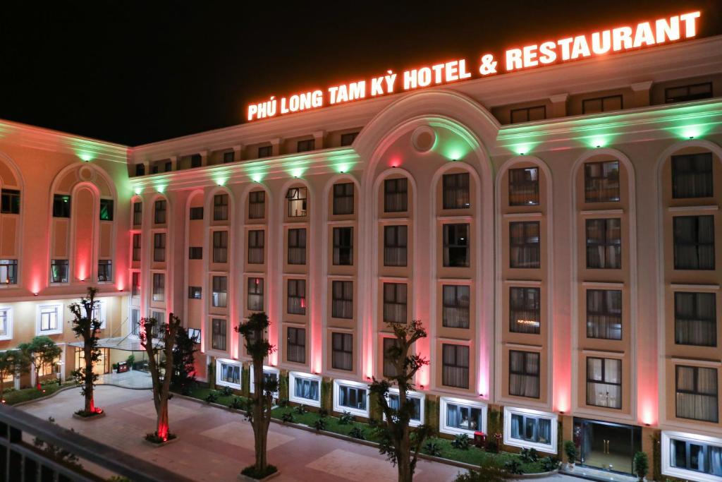 un grand bâtiment avec un panneau éclairé dans l'établissement Phú Long Tam Kỳ Hotel & Restaurant, à Tam Kỳ