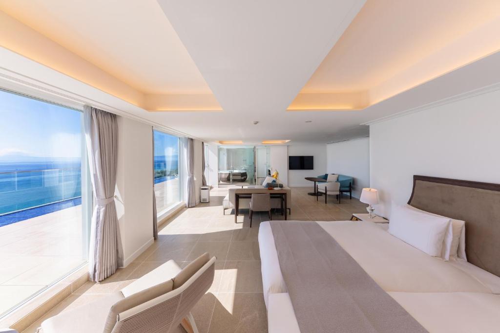 TV a/nebo společenská místnost v ubytování Hayama Hotel Otowa No Mori