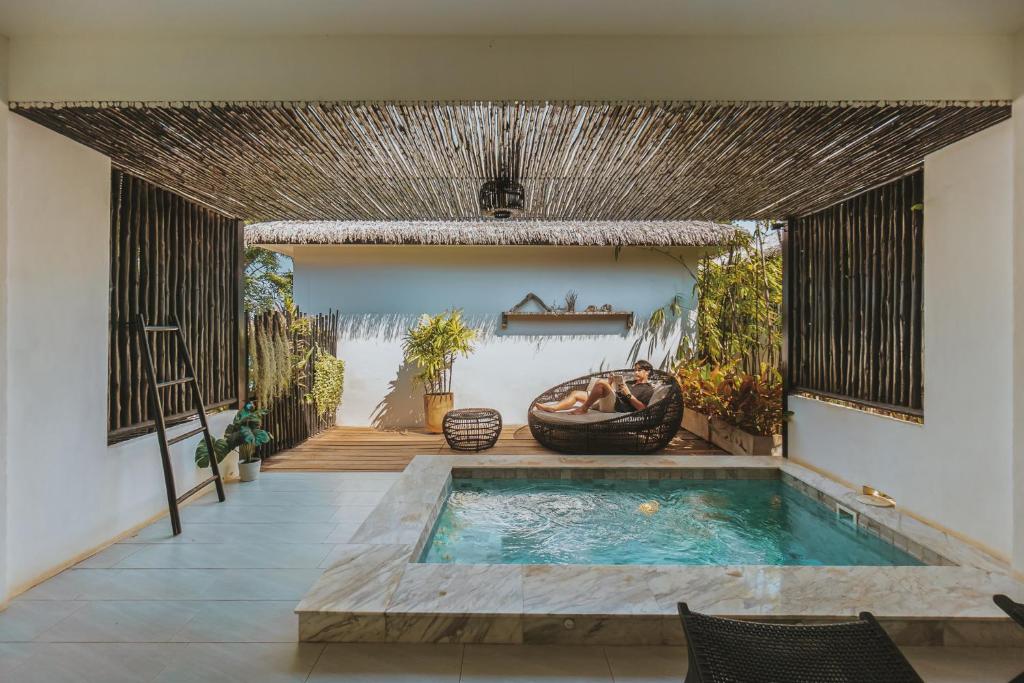 una piscina en una casa con bañera en rocco villa en Ko Larn