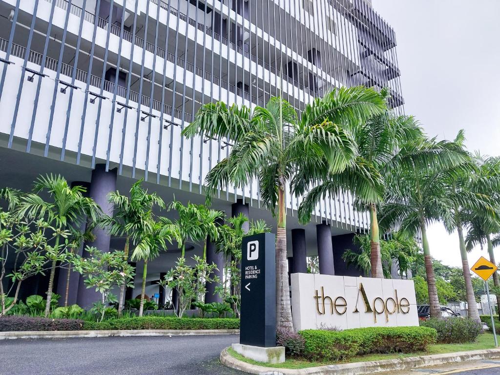 馬六甲的住宿－The Apple Suites Melaka by BlueBanana，带有读 ⁇ 的标志的建筑