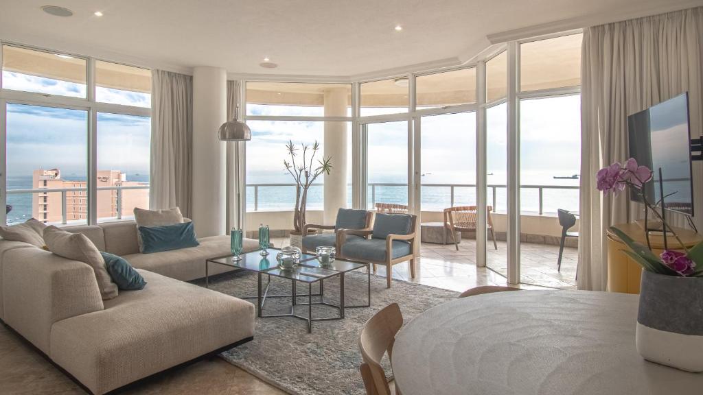 een woonkamer met een bank en een tafel bij 801 Oyster Schelles - by Stay in Umhlanga in Durban