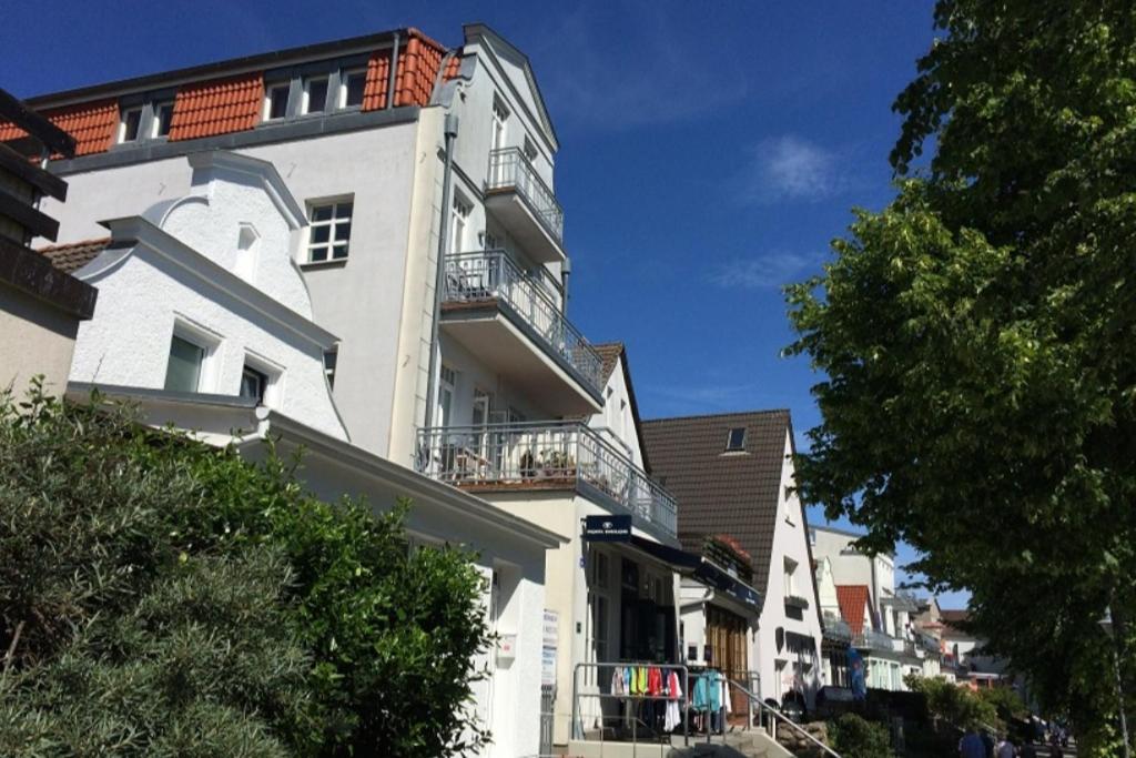 ein weißes Gebäude mit Balkon auf der Seite in der Unterkunft Sonnenaufgang, direkt am Alten Strom in Warnemünde