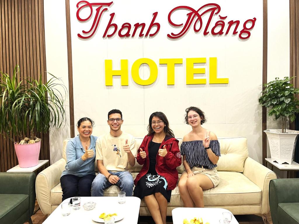 un grupo de personas sentadas en un sofá en un hotel en Thanh Măng Hotel, en Quảng Ninh