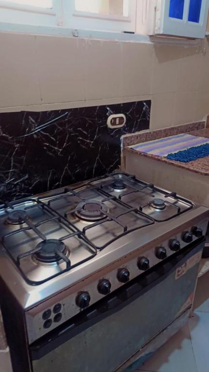 um forno com placa de fogão sentado numa cozinha em Studio em Hurghada