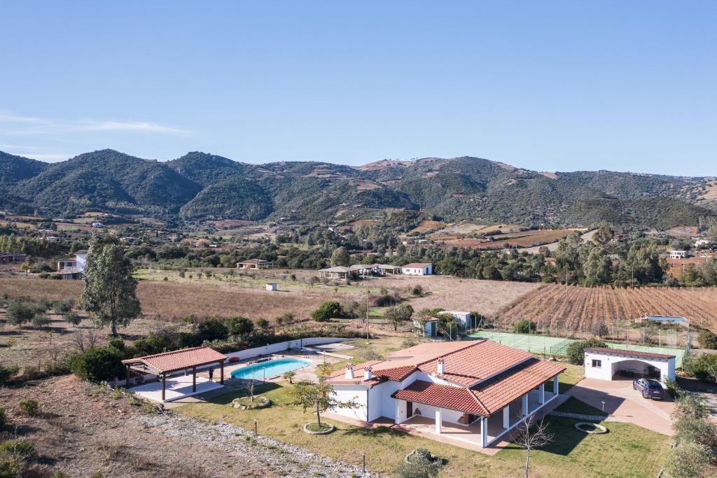 A bird's-eye view of Villa vacanze Is Carcuris