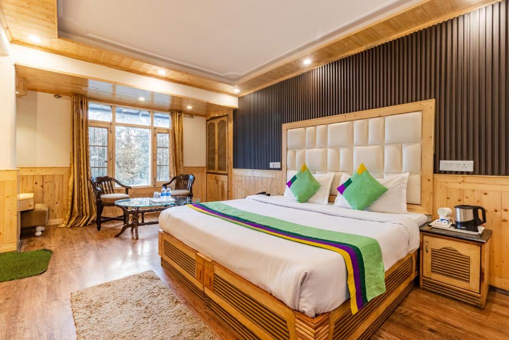 - une chambre avec un grand lit dans l'établissement Treebo Trend Greenland - Mall Road, à Shimla