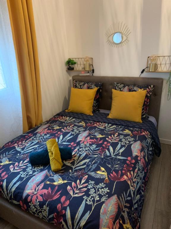 un lit avec deux oreillers dessus dans une chambre dans l'établissement Paris Jolie studio cosy, à Paris
