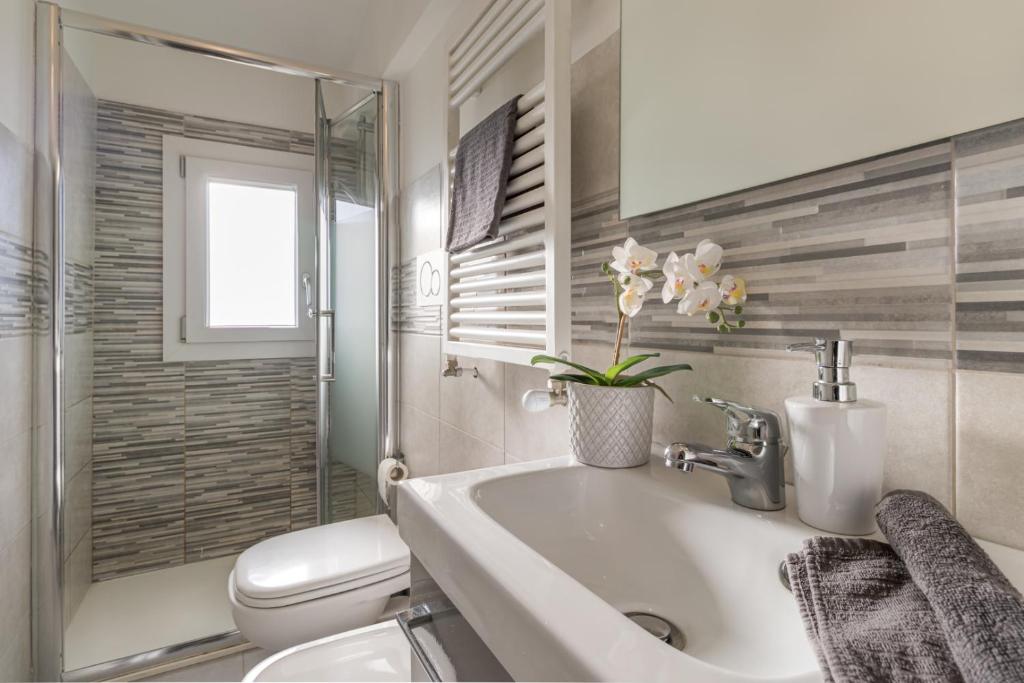 A bathroom at 45 minutes to Venice - By Flora