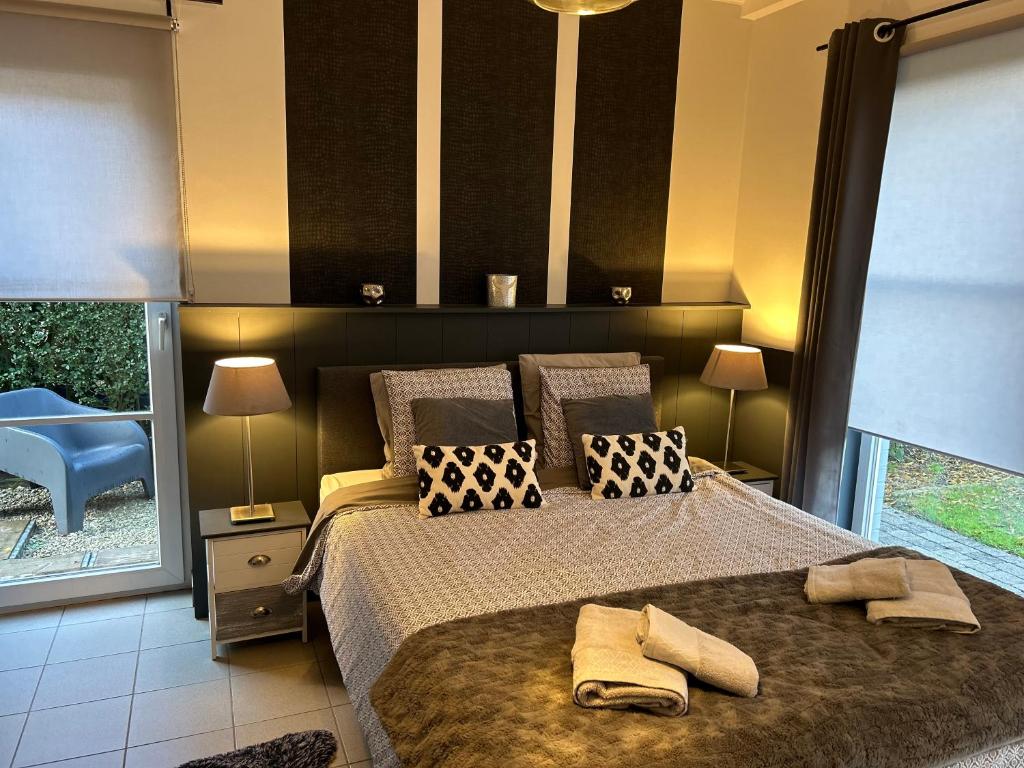 ein Schlafzimmer mit einem Bett mit zwei Handtüchern darauf in der Unterkunft la chambre de lola in Waterloo