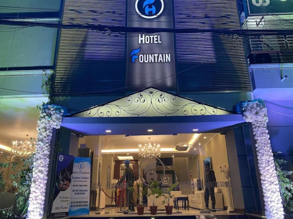 ein Geschäft vor einem Hotel Comium mit einem Schild darauf in der Unterkunft Hotel Fountain Luxury In Comfort in Dhaka
