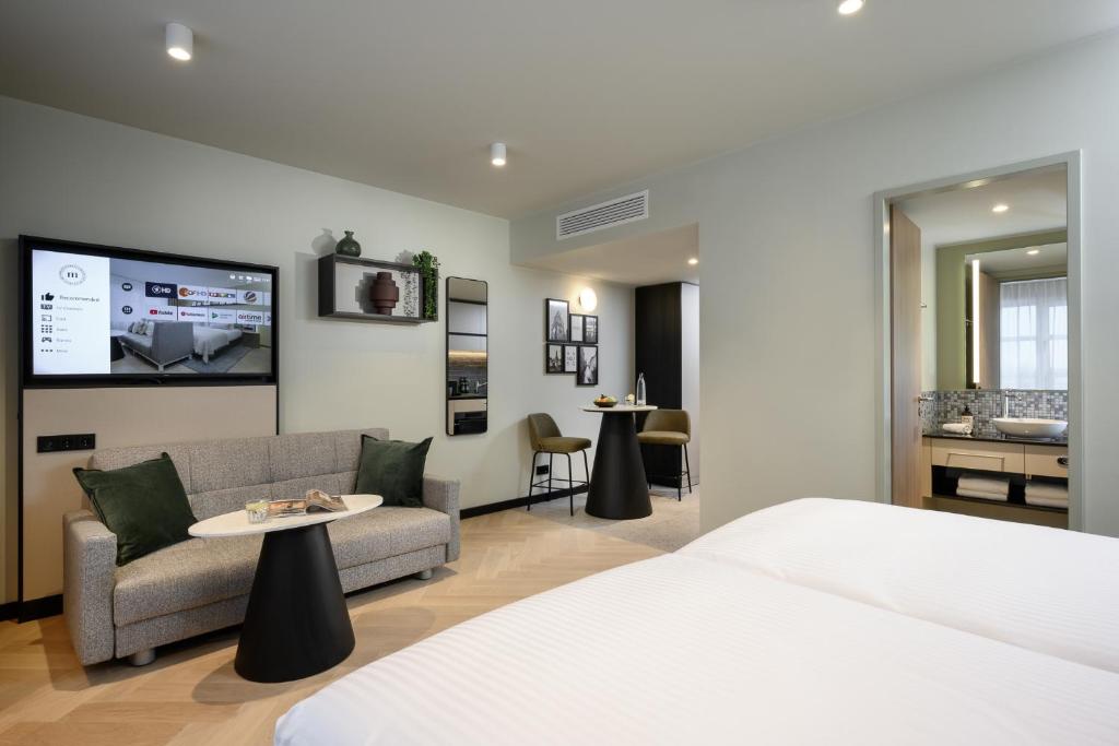 ein Hotelzimmer mit einem Bett und einem Sofa in der Unterkunft master Altona in Hamburg