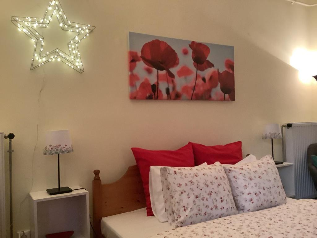 Posteľ alebo postele v izbe v ubytovaní Poppy Flower Apartment