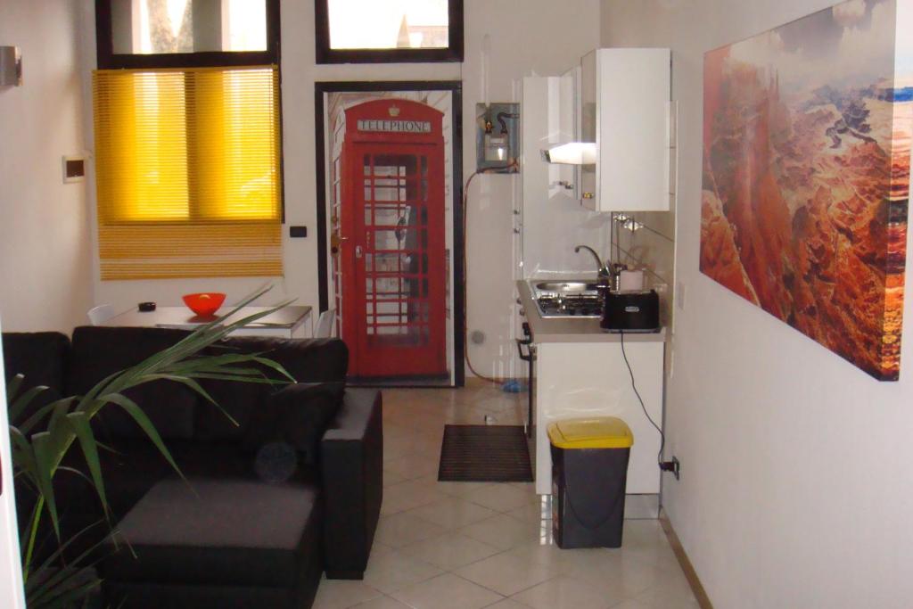 ボローニャにあるIl Salotto di Bolognaのリビングルーム(赤い電話ブース付)