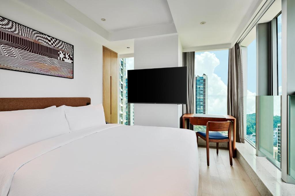 TV a/nebo společenská místnost v ubytování DoubleTree by Hilton Shenzhen Airport Residences
