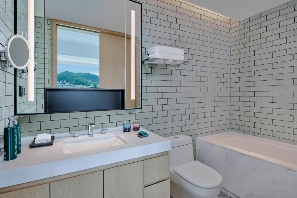 Koupelna v ubytování DoubleTree by Hilton Shenzhen Airport Residences