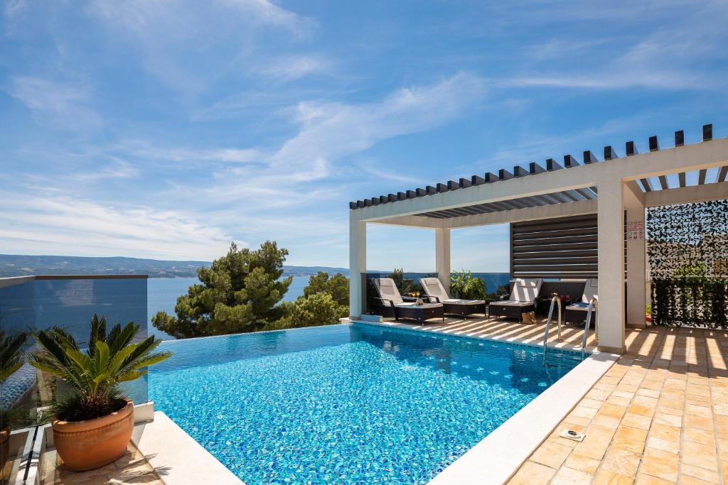 Luxury Seafront Villa with Heated Pool, Jacuzzi, Sea View, 150 m from Beach