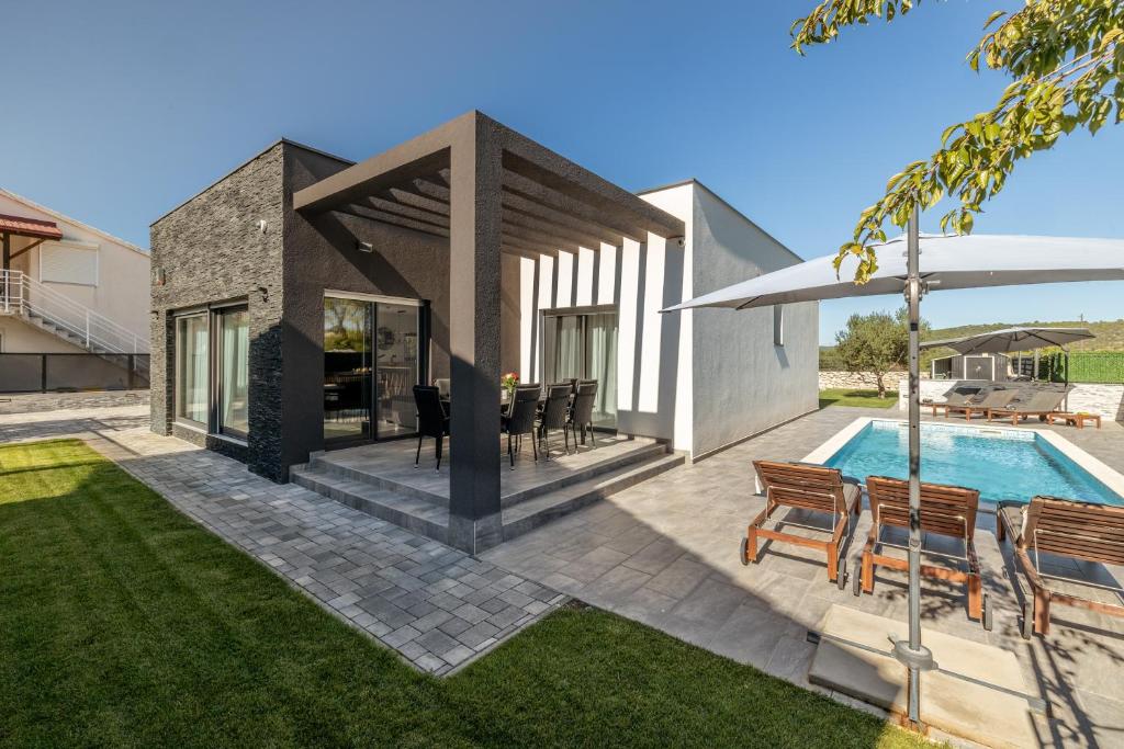 Casa con piscina y patio en Villa A, en Bilice