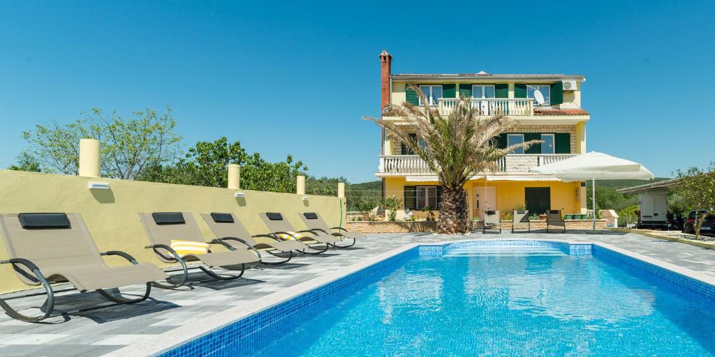Bazén v ubytovaní Crowonder Sun&Fun Holiday House with Large Swimming Pool, Playroom and Garden alebo v jeho blízkosti