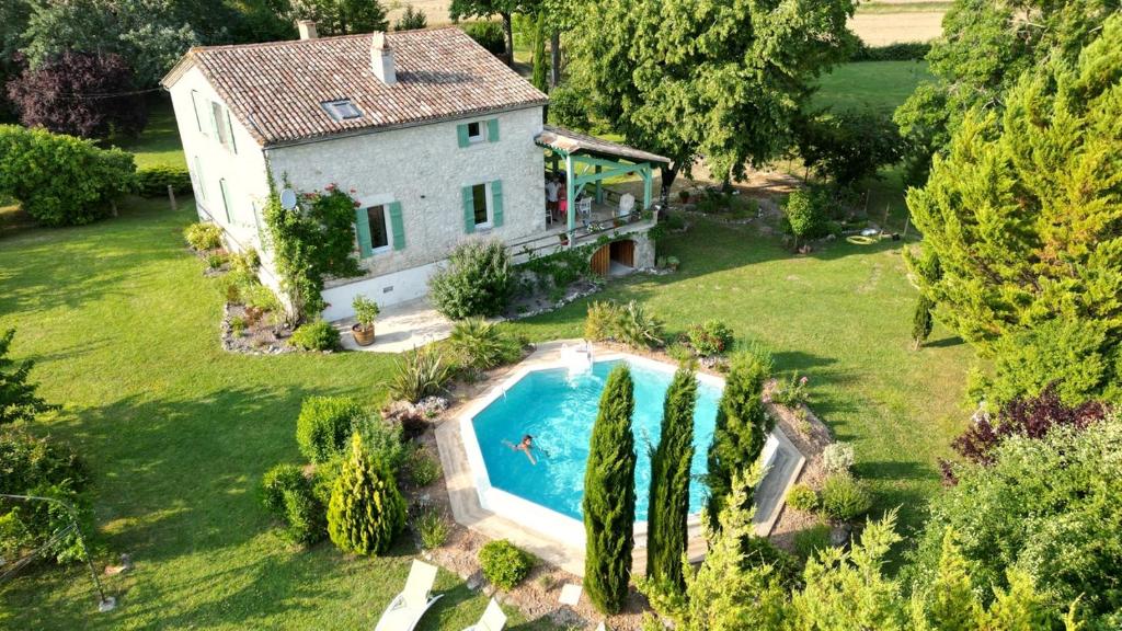 vista aerea di una casa con piscina di Chambres d'hôtes Le Muguet a Mandacou