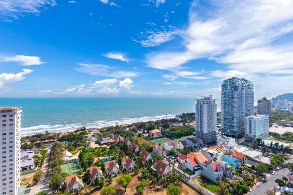 una vista aérea de la ciudad y el océano en The Song Vung Tau Near Beach by Hoang Gia en Vung Tau