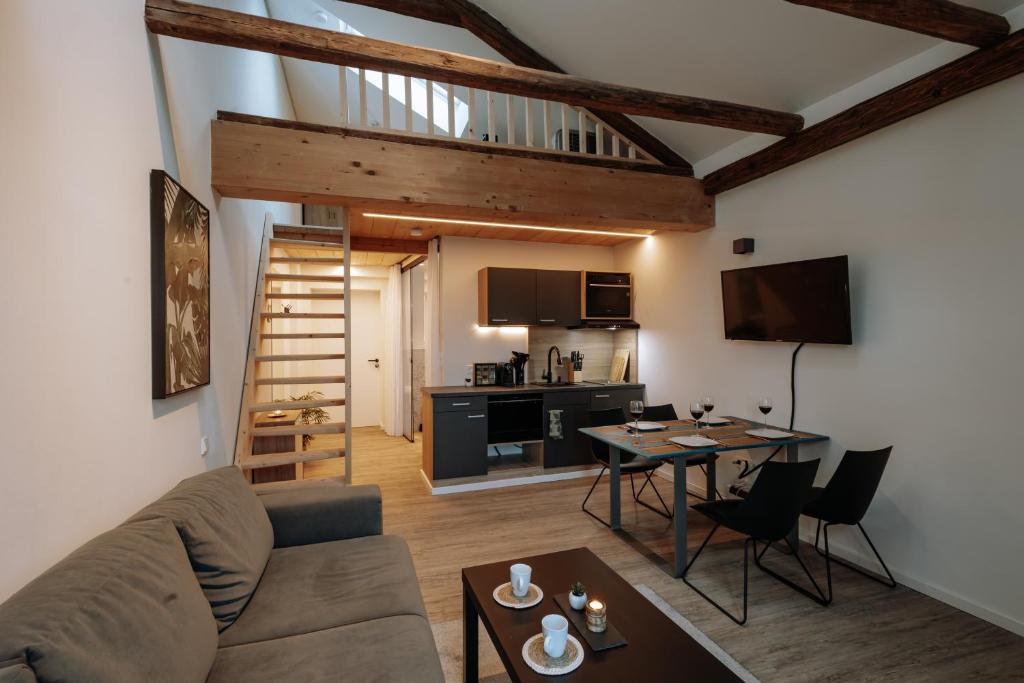 sala de estar con sofá y mesa en Modern Elegance Lofts - Wohnen auf zwei Ebenen, en Passau