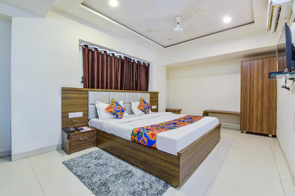 1 dormitorio con 1 cama grande en una habitación en FabExpress Radhe Residency en Ahmedabad