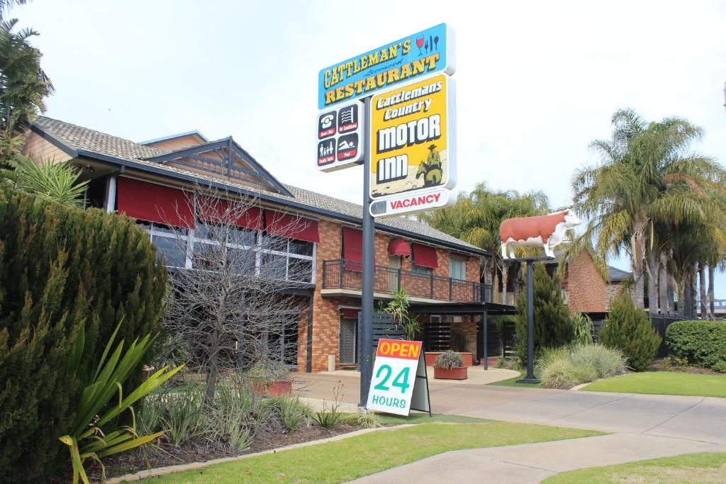 a restaurant with a sign on the side of the building at Cattlemans Country Motor Inn & Serviced Apartments in Dubbo