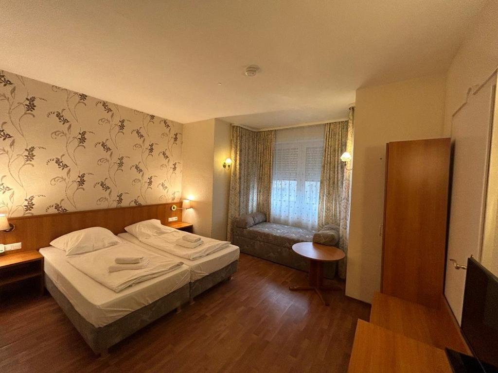 Un dormitorio pequeño con una cama y una ventana. en WestEnd#201, en Frankfurt