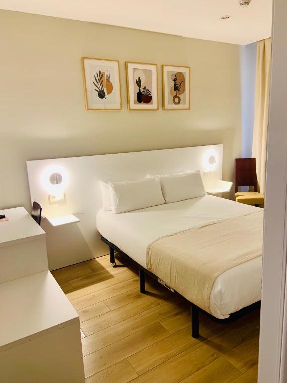 A bed or beds in a room at Hostal Sol Square Madrid