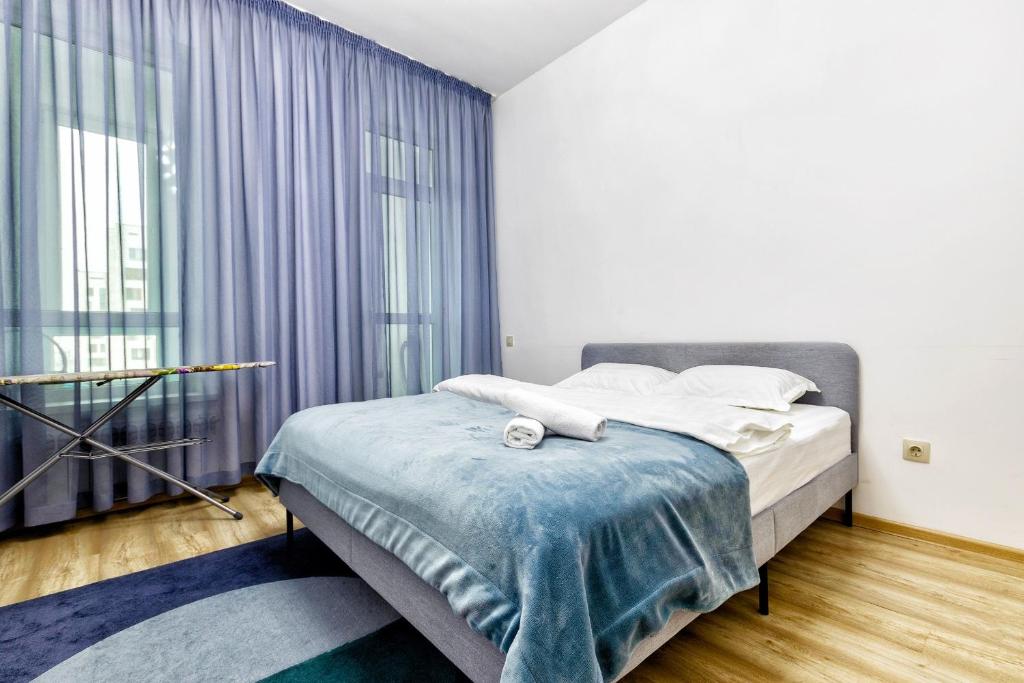 - une chambre avec un lit et une grande fenêtre dans l'établissement Комфортная квартира на ЭКСПО/ Comfortable flat on EXPO, à Taldykolʼ