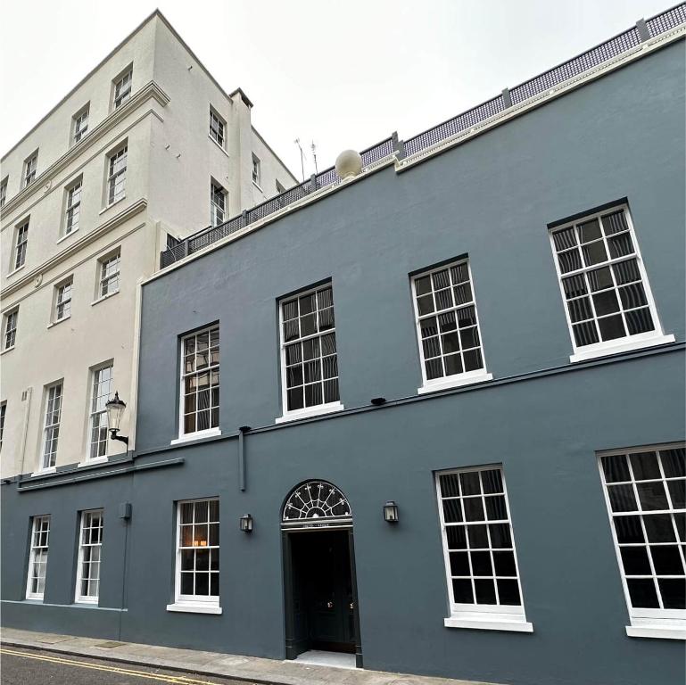 un grand bâtiment bleu avec une porte noire dans l'établissement No. 30 Knightsbridge, à Londres