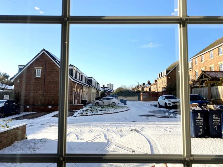 una ventana con vistas a una calle cubierta de nieve en Cosy City Centre Townhouse en Elswick